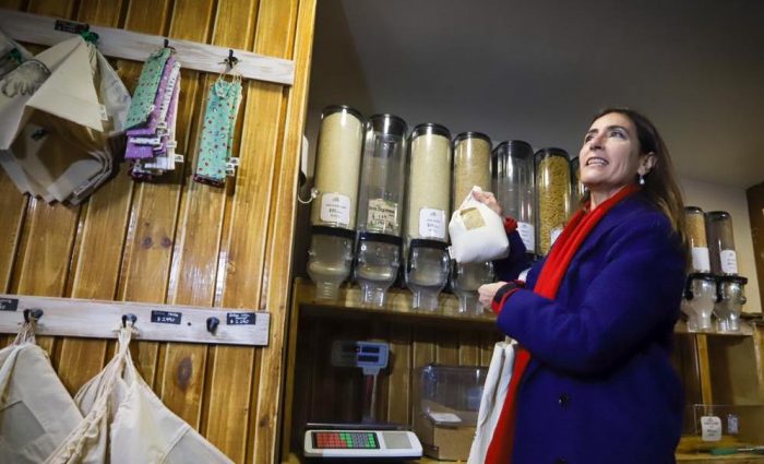 Positivo balance de ley que prohíbe bolsas plásticas y anuncia nuevas medidas para reducir y reciclar envases Positivo balance de ley que prohíbe bolsas plásticas y anuncia nuevas medidas para reducir y reciclar envases