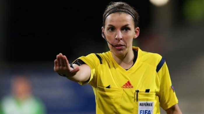 Stephanie Frappart, la primera árbitro que dirigirá una final europea Stephanie Frappart, la primera árbitro que dirigirá una final europea