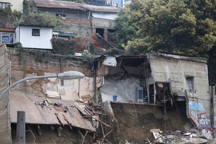 Colapsó otra parte de la casa que se derrumbó ayer en Valparaíso Colapsó otra parte de la casa que se derrumbó ayer en Valparaíso