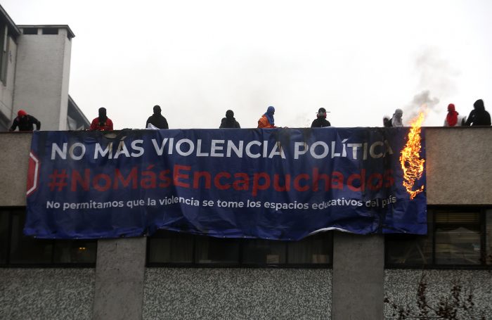 Discusión entre encapuchados y apoderados marca nueva jornada de incidentes en el Instituto Nacional Discusión entre encapuchados y apoderados marca nueva jornada de incidentes en el Instituto Nacional