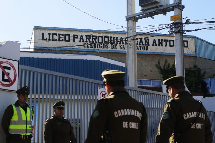 Amenaza de tiroteo generó despliegue de Carabineros en colegio de Viña del Mar Amenaza de tiroteo generó despliegue de Carabineros en colegio de Viña del Mar