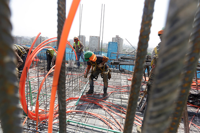 El pago de Chile: 50% de los trabajadores recibe ingresos menores o iguales a 400 mil pesos mensuales El pago de Chile: 50% de los trabajadores recibe ingresos menores o iguales a 400 mil pesos mensuales