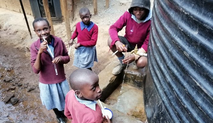 ¿Que harías si tuvieras que caminar cinco kilómetros para buscar agua? ¿Que harías si tuvieras que caminar cinco kilómetros para buscar agua?