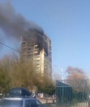 Pánico en Recoleta: Bomberos logró controlar incendio que se inició en el piso 11 de un edificio Pánico en Recoleta: Bomberos logró controlar incendio que se inició en el piso 11 de un edificio
