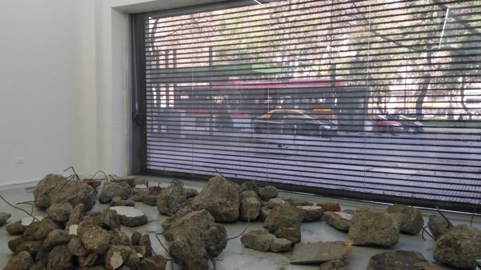 Los escombros de Bajos de Mena y Villa San Luis reviven en exposición de Galería Gabriela Mistral