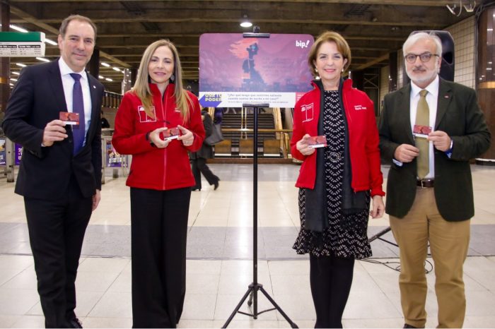 Ministra Plá enfrenta el acoso en el metro con nueva tarjeta Bip Ministra Plá enfrenta el acoso en el metro con nueva tarjeta Bip