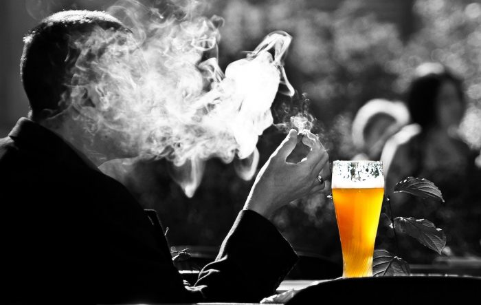 España propone endurecer leyes que regulan el consumo de alcohol y tabaco, ¿qué pasa con Chile? España propone endurecer leyes que regulan el consumo de alcohol y tabaco, ¿qué pasa con Chile?