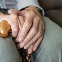 Investigan relación entre sordera y daño cognitivo en adultos mayores