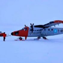 Tripulantes de avión argentino fueron rescatados por la FACh tras accidente en la Antártida