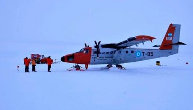 Tripulantes de avión argentino fueron rescatados por la FACh tras accidente en la Antártida Tripulantes de avión argentino fueron rescatados por la FACh tras accidente en la Antártida