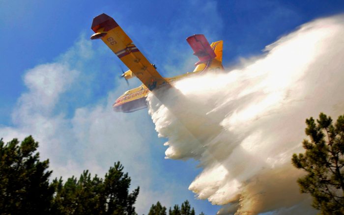 El bombero al rescate: Gobierno envía primer avión cisterna para combatir incendios en la Amazonía