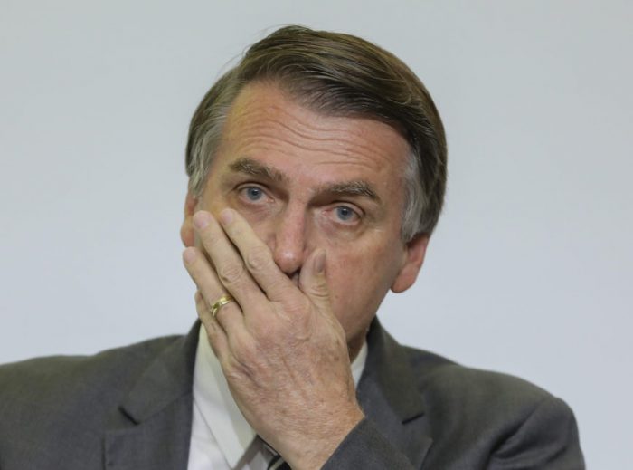 Bolsonaro en observación tras caerse en el baño de su residencia oficial