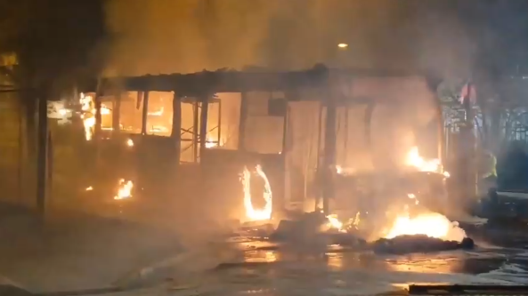 Encapuchados queman buses del Transantiago luego de un acto en conmemoración a Macarena Valdés