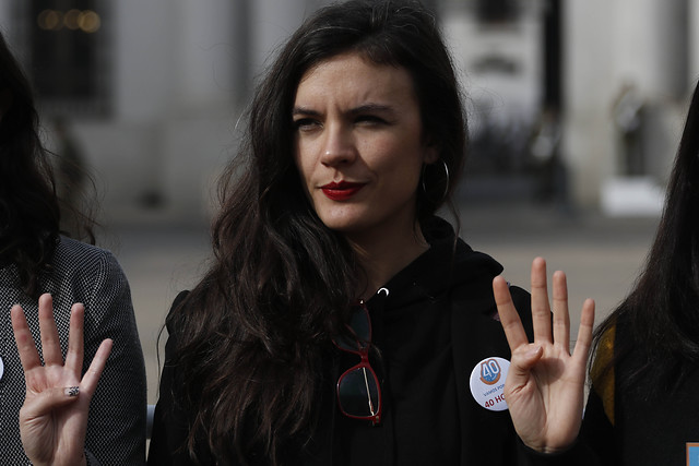 Sigue el round con el Gobierno: Camila Vallejo pide a Monckeberg dejar que el proyecto de 40 horas “siga su trámite en paz” Sigue el round con el Gobierno: Camila Vallejo pide a Monckeberg dejar que el proyecto de 40 horas “siga su trámite en paz”
