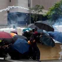 Lluvia y prohibición policial no evitan nueva marcha masiva en Hong Kong