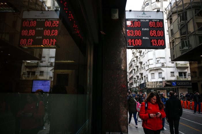 El valor del peso argentino se desploma tras derrota de Macri en primarias El valor del peso argentino se desploma tras derrota de Macri en primarias