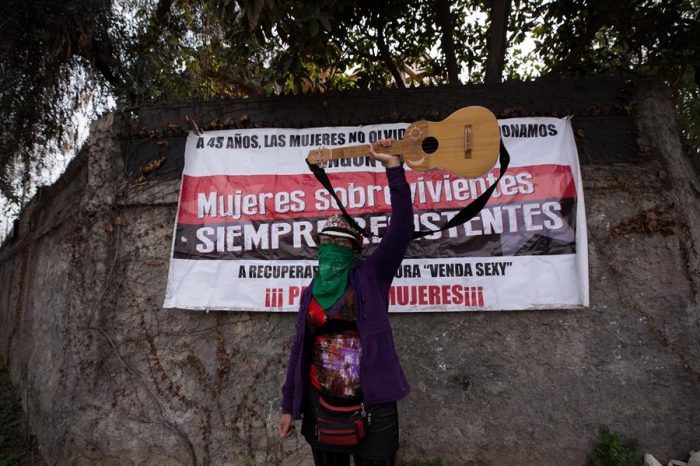 Defensores de los DD.HH. protestan por venta de “La Venda Sexy”, un centro de tortura de Pinochet, a una inmobiliaria Defensores de los DD.HH. protestan por venta de