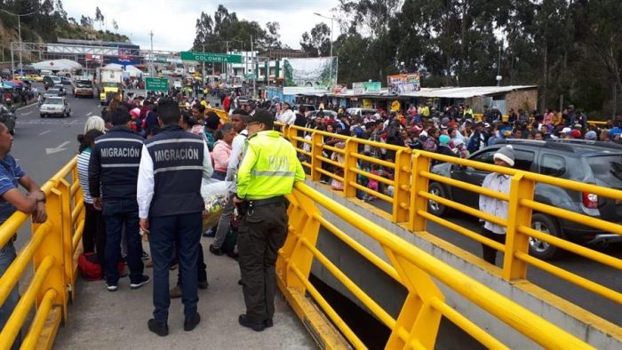 “¡Queremos pasar!”: el grito desesperado de venezolanos en la frontera de Colombia con Ecuador