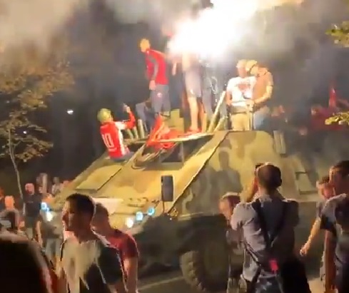 De no creer: hinchas del Estrella Roja celebran clasificación a la Champions League en tanque de guerra De no creer: hinchas del Estrella Roja celebran clasificación a la Champions League en tanque de guerra