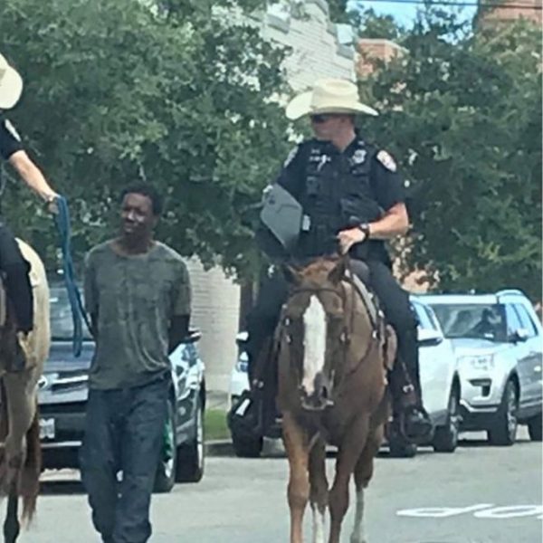 La polémica foto de dos policías a caballo en Texas que llevaban a un hombre negro esposado y con una cuerda La polémica foto de dos policías a caballo en Texas que llevaban a un hombre negro esposado y con una cuerda