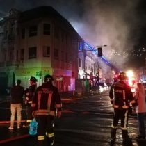 Incendio afecta a unos 20 locales en Valparaíso y deja varios damnificados