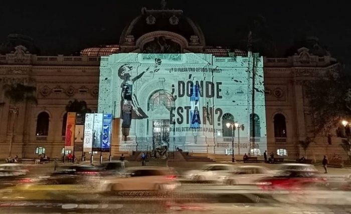 INDH conmemoró Día del Detenido Desaparecido con proyección en el Frontis del Museo de Bellas Artes INDH conmemoró Día del Detenido Desaparecido con proyección en el Frontis del Museo de Bellas Artes
