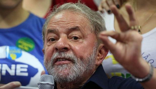Tribunal brasileño le da la razón a Lula da Silva y suspende su traslado a una cárcel de Sao Paulo Tribunal brasileño le da la razón a Lula da Silva y suspende su traslado a una cárcel de Sao Paulo