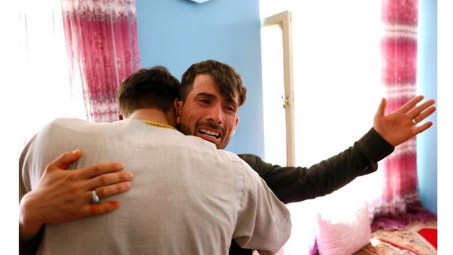 “Ojalá nos hubiéramos muerto”: la pareja que sobrevivió el día de su boda a un ataque de Estado Islámico en el que murieron 80 personas “Ojalá nos hubiéramos muerto”: la pareja que sobrevivió el día de su boda a un ataque de Estado Islámico en el que murieron 80 personas