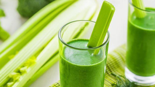 Cómo se popularizó «la cura» del jugo de apio en Instagram y qué problemas esconde Cómo se popularizó