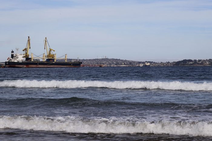 Extraña y desconocida mancha alertó a pescadores de Quintero: Autoridad Marítima desconoce el origen