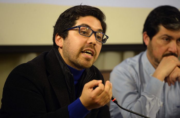 Diputado Santana (PS) acusa «ocultamiento de información» tras documento de Contraloría que cuestiona uso de recursos en el Mineduc Diputado Santana (PS) acusa