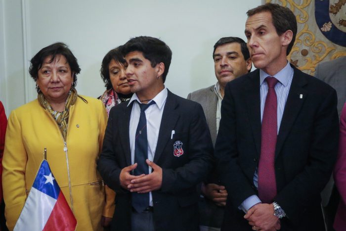 Alessandri y centro de estudiantes del Instituto Nacional firman acuerdo para solucionar la situación del establecimiento Alessandri y centro de estudiantes del Instituto Nacional firman acuerdo para solucionar la situación del establecimiento
