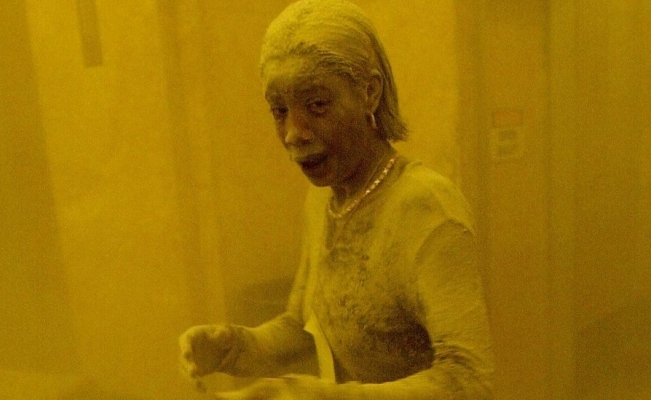Atentados del 11 de septiembre: la icónica foto de Marcy Borders, la “dust lady” cubierta de polvo tras los ataques a las Torres Gemelas Atentados del 11 de septiembre: la icónica foto de Marcy Borders, la