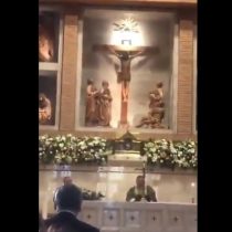 Cantan estrofa del himno nacional incluida en dictadura en iglesia de Vitacura
