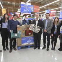 Lanzan innovadora iniciativa para reciclar ganchos de ropa de supermercados