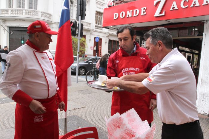 Fiestas Patrias: advierten a locales y fondas que la propina debe quedar íntegra en manos del trabajador Fiestas Patrias: advierten a locales y fondas que la propina debe quedar íntegra en manos del trabajador