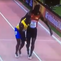 Emotivo gesto en el Mundial de Atletismo: atleta guineano ayuda a su rival fatigado a terminar la carrera de los 5.000 metros