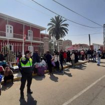 Desalojan a venezolanos que acampaban afuera del consulado de Chile en Tacna