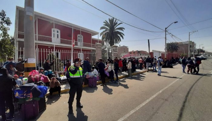 Desalojan a venezolanos que acampaban afuera del consulado de Chile en Tacna Desalojan a venezolanos que acampaban afuera del consulado de Chile en Tacna