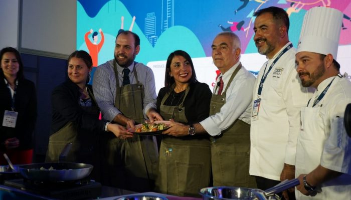 Alerta por desperdicio de comida en Chile: se botan 3.700 millones de kilos al año y se gastan $200 mil extra por persona anualmente Alerta por desperdicio de comida en Chile: se botan 3.700 millones de kilos al año y se gastan $200 mil extra por persona anualmente