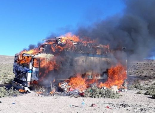 Militares bolivianos queman vehículos en la frontera de Chile y Perú para desincentivar el contrabando