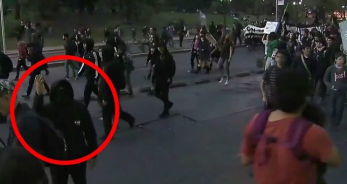 Piñera anuncia querella tras agresión a periodistas en marcha medioambiental Piñera anuncia querella tras agresión a periodistas en marcha medioambiental