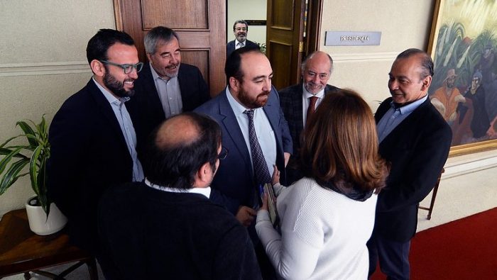 La Moneda busca desactivar acusación contra Cubillos a través de la DC y el partido deja a sus parlamentarios en libertad de acción La Moneda busca desactivar acusación contra Cubillos a través de la DC y el partido deja a sus parlamentarios en libertad de acción