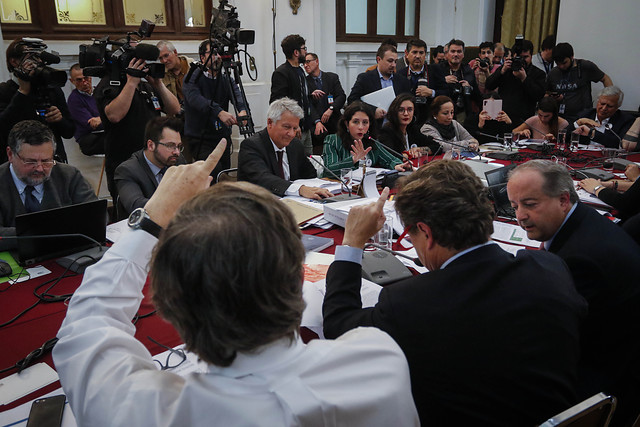 Jornada al rojo en el Congreso por las 40 horas: derecha amenaza con el TC y oposición acusa estrategia de dilación del oficialismo Jornada al rojo en el Congreso por las 40 horas: derecha amenaza con el TC y oposición acusa estrategia de dilación del oficialismo