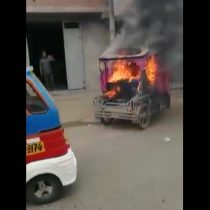 Una multitud de personas quemó mototaxi de ladrones frente a una comisaría en Perú