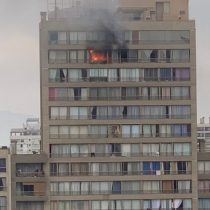 Se registra incendio en el piso 21 de un edificio en pleno Santiago Centro