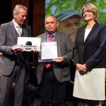 Lucha por el agua: chileno que denuncia el impacto de la industria de la palta fue premiado en Alemania