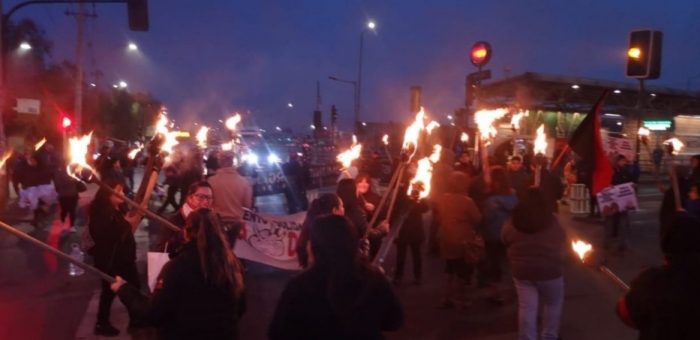 Manifestantes cortan el tránsito y exigen al Minvu que cumpla compromisos habitacionales Manifestantes cortan el tránsito y exigen al Minvu que cumpla compromisos habitacionales