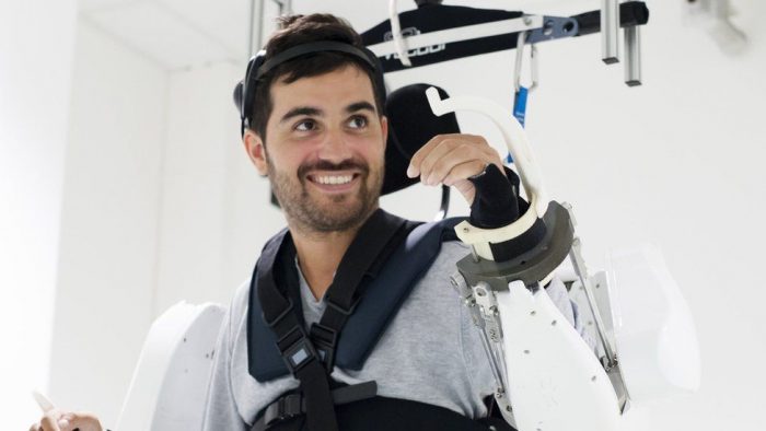 El innovador exoesqueleto que ayudó a un hombre paralítico a mover sus cuatro extremidades con estímulos mentales