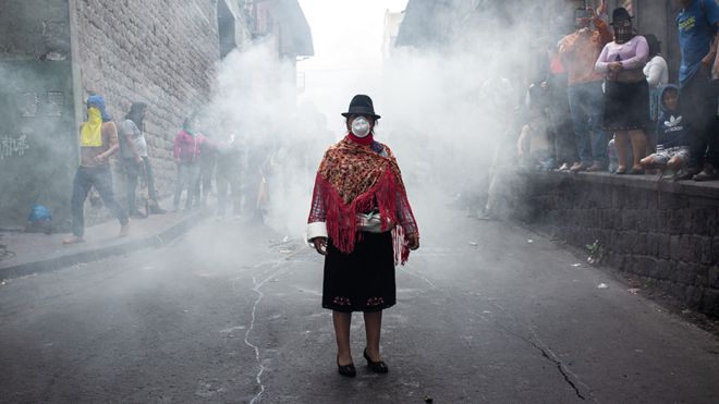 Crisis en Ecuador: ¿qué hay detrás de la foto más emblemática de las protestas indígenas? (y por qué las mujeres son clave en este movimiento)